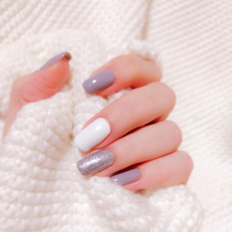 Hands with lilac and white gel manicure